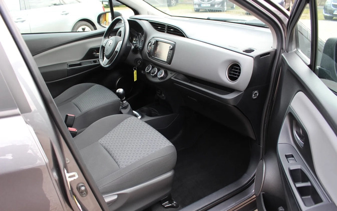 Toyota Yaris cena 34900 przebieg: 194000, rok produkcji 2015 z Dzierżoniów małe 407